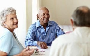 un grupo de ancianos sentados tomando el té juntos