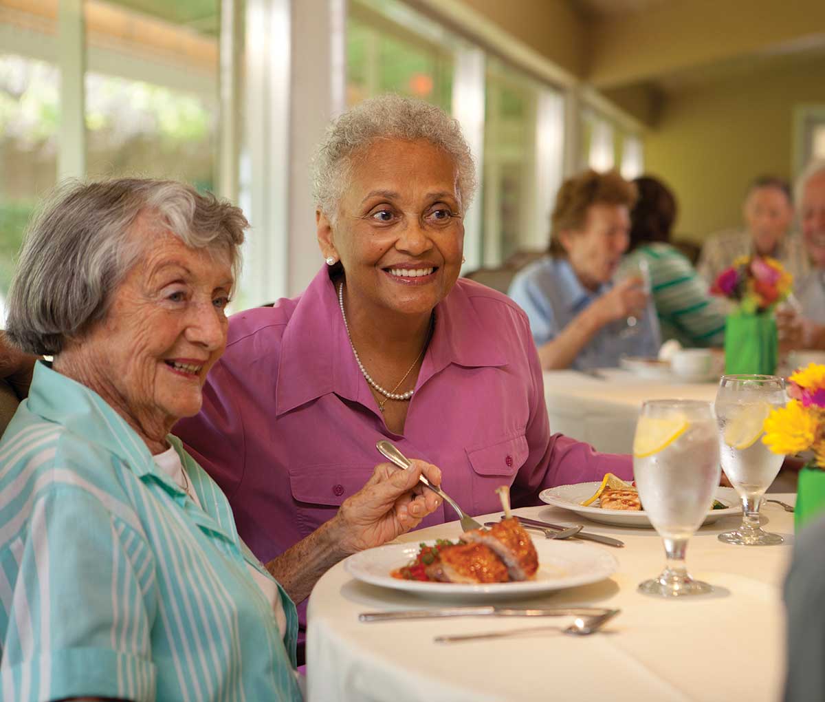 Seniors dining at East Ridge at Cutler Bay